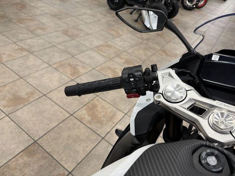 New 2025 CFMOTO 300SS Image 18