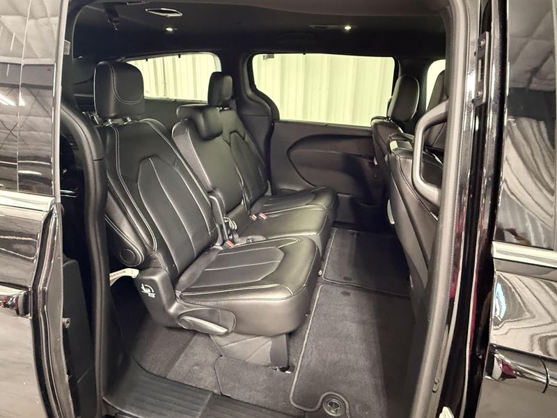 Used 2025 Chrysler Pacifica SelectImage 8