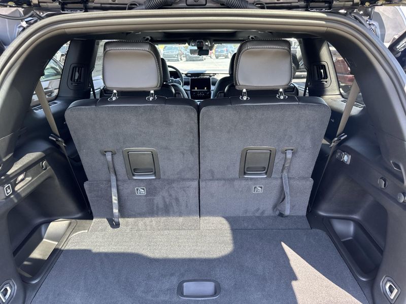 New 2025 Jeep Grand Cherokee L Limited 4x4Image 12