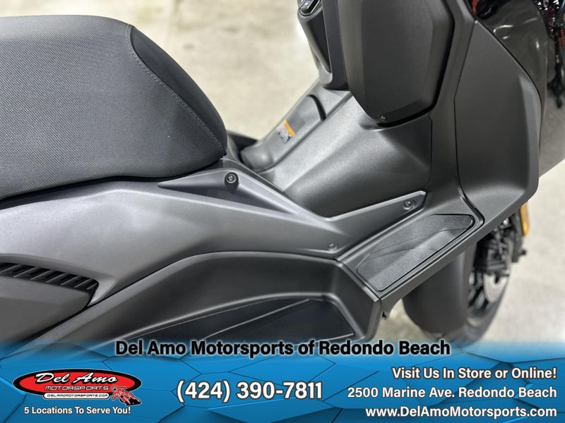 2025 Yamaha Xmax Image 11