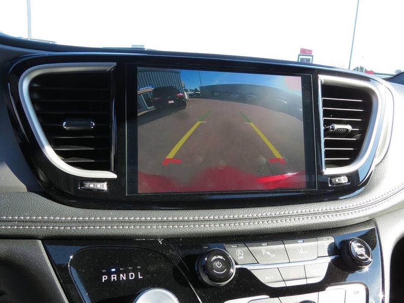New 2027 Chrysler Pacifica SelectImage 15