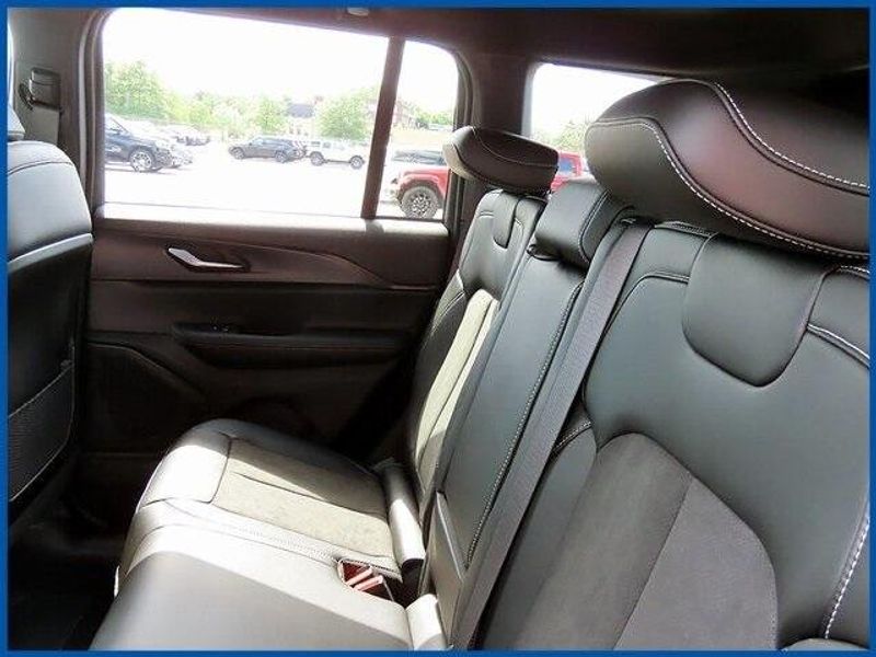 New 2025 Jeep Grand Cherokee Altitude XImage 10