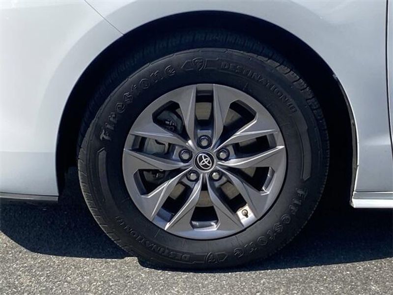 2021 Toyota Sienna LEImage 10