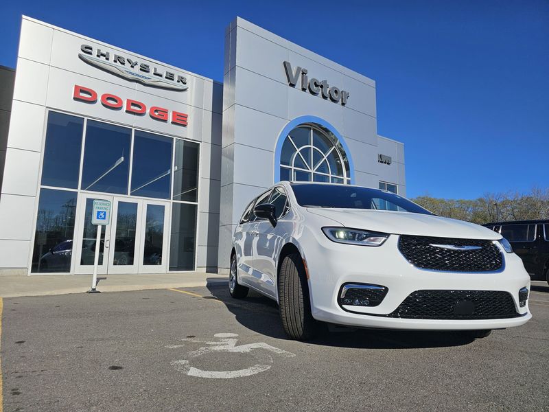 New 2026 Chrysler Pacifica Select AwdImage 2