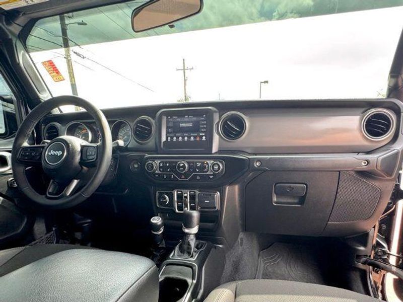 Used 2023 Jeep Gladiator SportImage 13