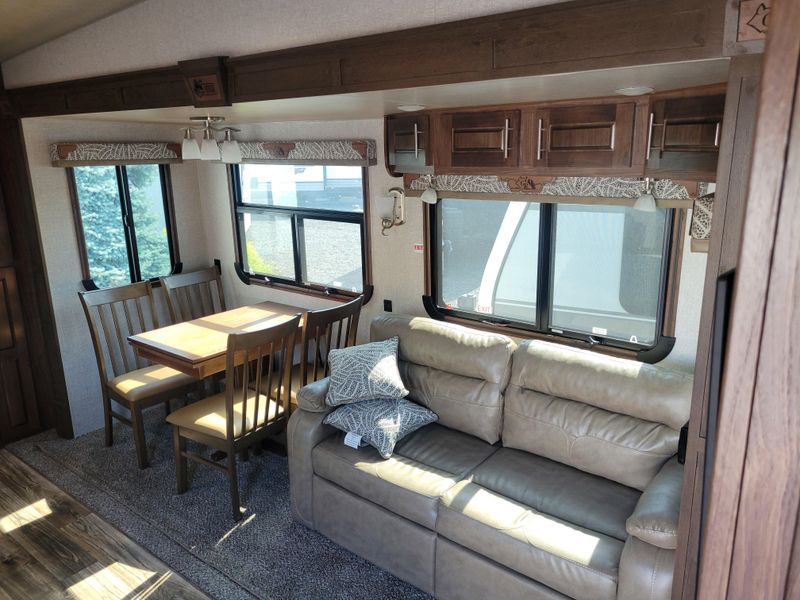 Used 2022 ARCTIC FOX 29-5K Image 11