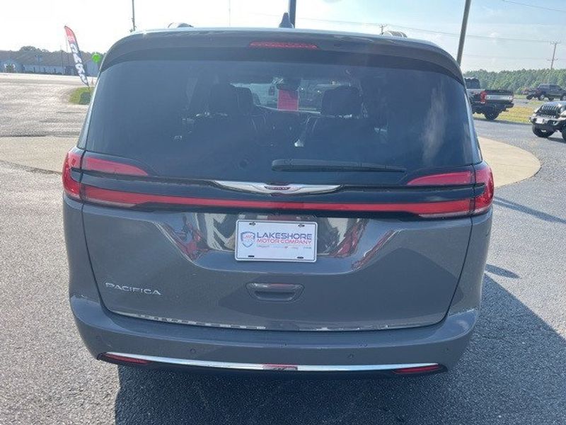 2022 Chrysler Pacifica Touring LImage 6