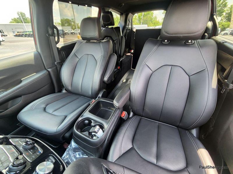 New 2025 Chrysler Voyager LXImage 40