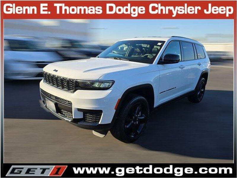 2023 Jeep Grand Cherokee Laredo Altitude photo 2