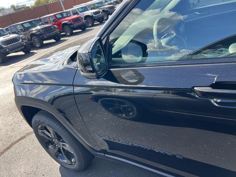 New 2025 Jeep Grand Cherokee L Limited 4x4Image 12