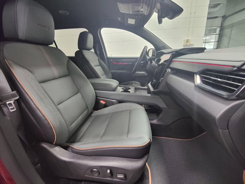 Used 2025 GMC Acadia AWD AT4Image 4