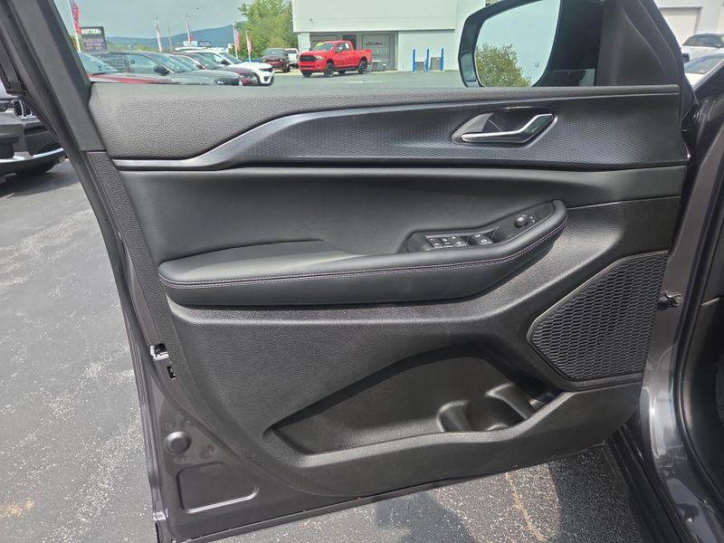 2025 Jeep Grand Cherokee Altitude photo 6