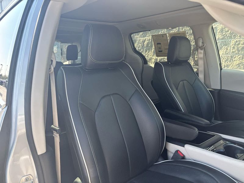 2023 Chrysler Pacifica Limited photo 24