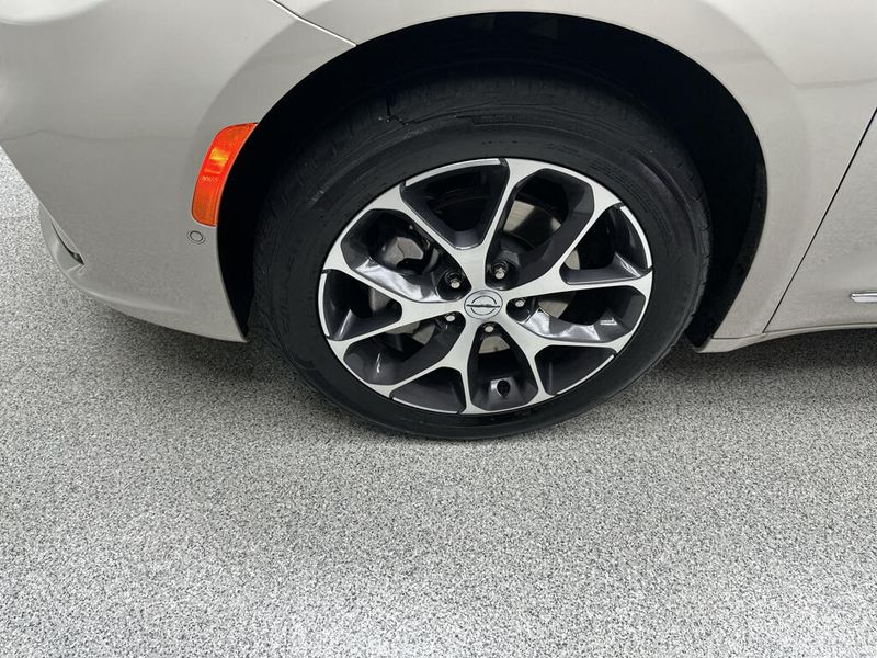 Used 2021 Chrysler Pacifica LimitedImage 2