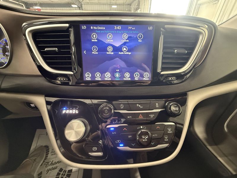 Used 2018 Chrysler Pacifica Touring LImage 29