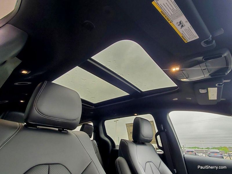 2025 Chrysler Pacifica SelectImage 3