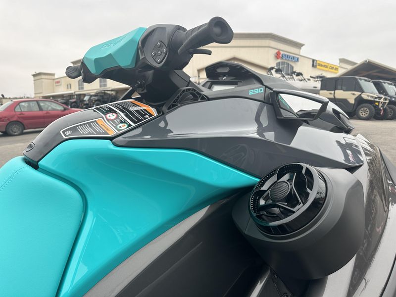 2025 SEADOO GTR 230 WITH SOUND SYSTEM ECLIPSE BLACK AND REEF BLUE Image 10