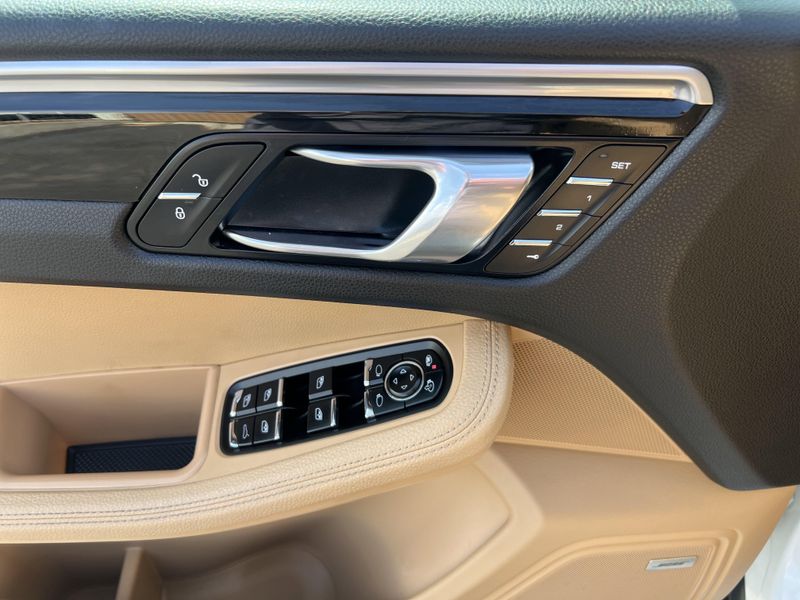 Used 2017 Porsche Macan BaseImage 6