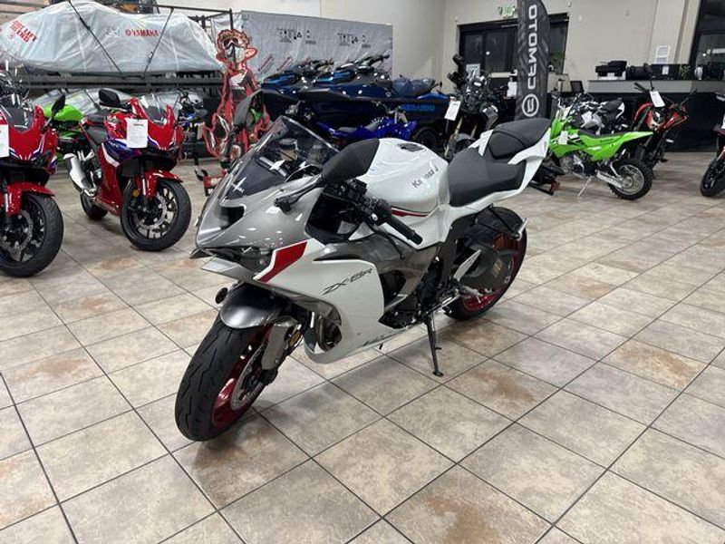 New 2025 Kawasaki NINJA ZX-6R ABS Image 12