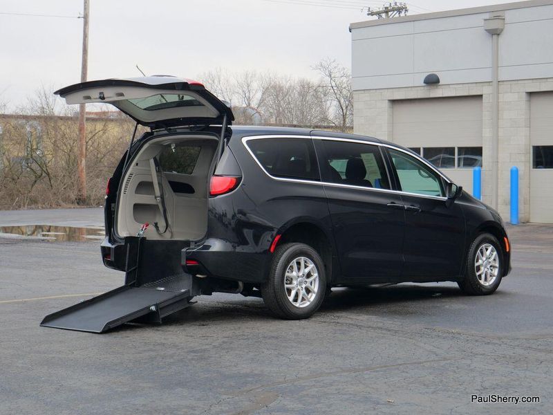 2024 Chrysler Voyager LXImage 6