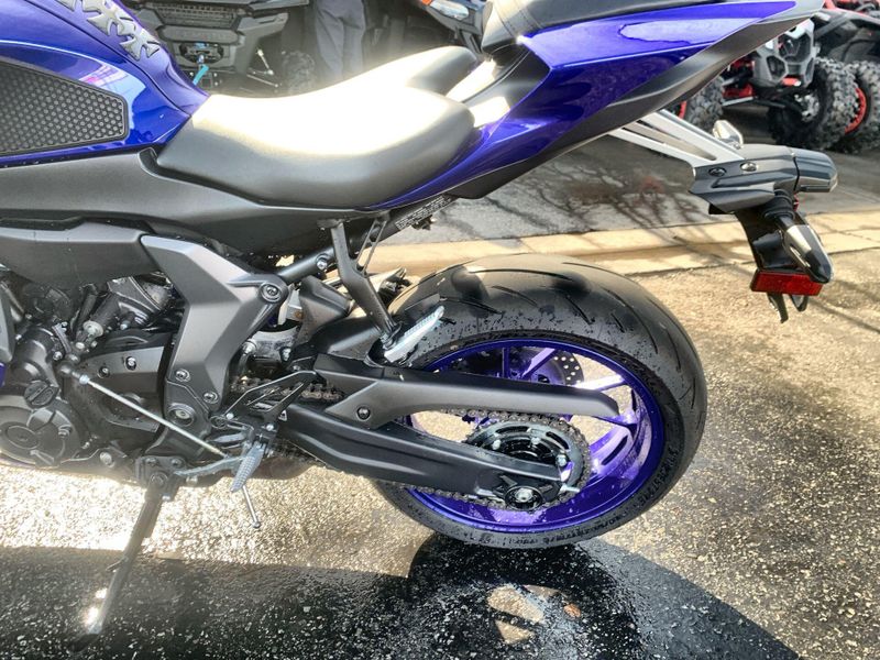 Used 2025 Yamaha YZF-R7 CA Image 11