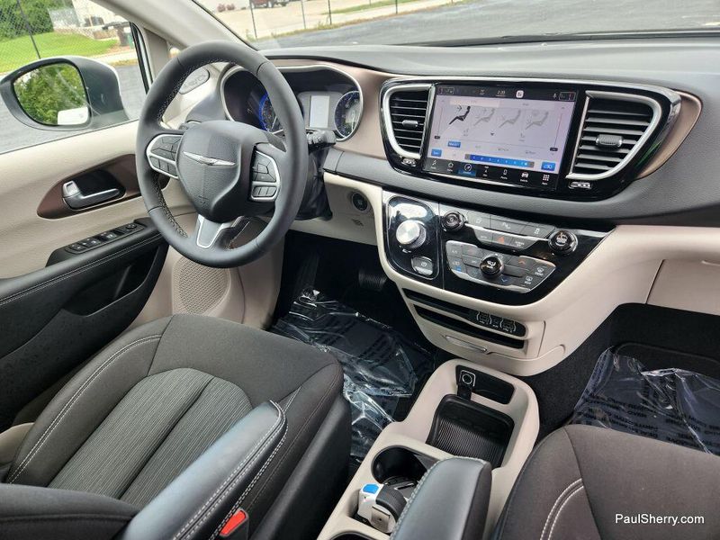 Used 2022 Chrysler Voyager LXImage 37