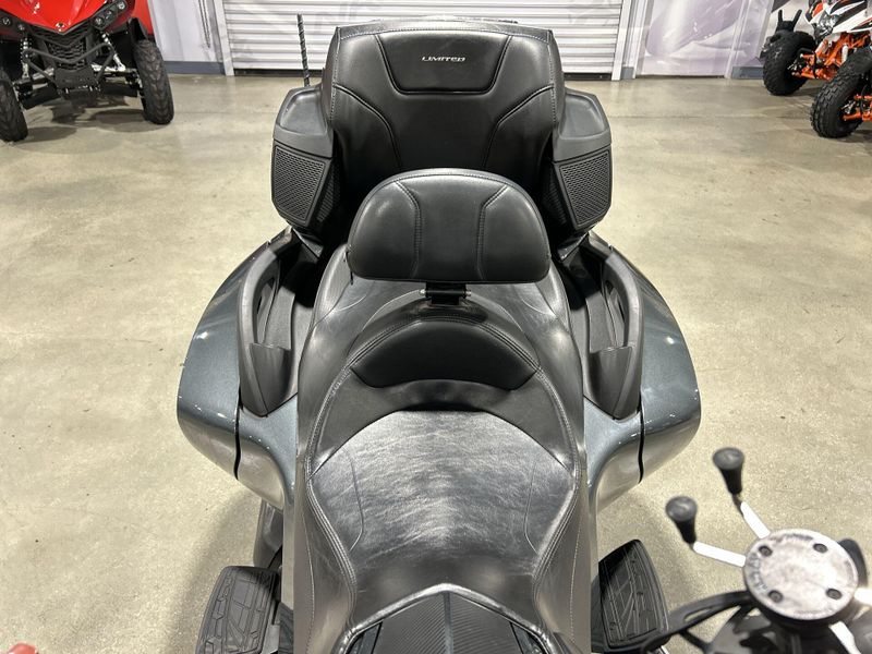 2018 Can-Am SPYDER RT-SE6  in a GREY exterior color. Del Amo Motorsports of Redondo Beach (424) 390-7811 delamomotorsports.com 
