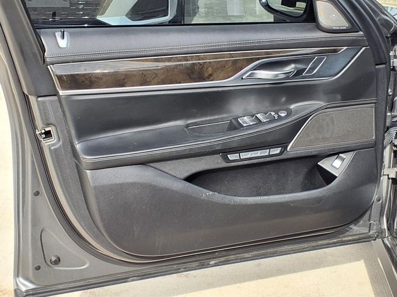 2016 BMW 7 Series 750iImage 16