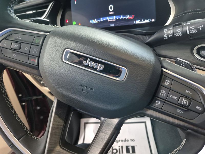 New 2025 Jeep Grand Cherokee L Limited 4x4Image 30