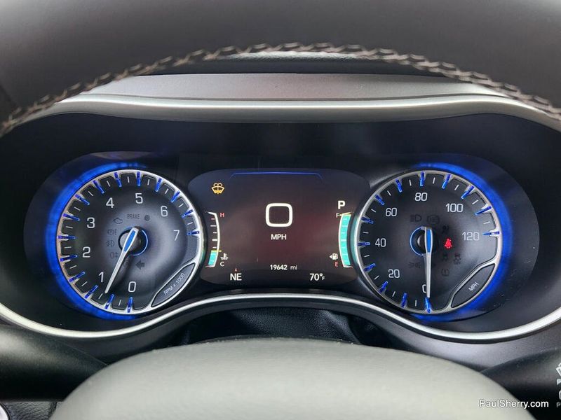 Used 2022 Chrysler Pacifica Touring L