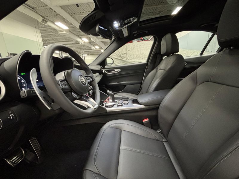 New 2025 Alfa Romeo Giulia AwdImage 8