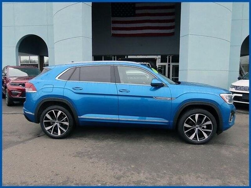 2024 Volkswagen Atlas Cross Sport 2.0T SEL Premium R-LineImage 2