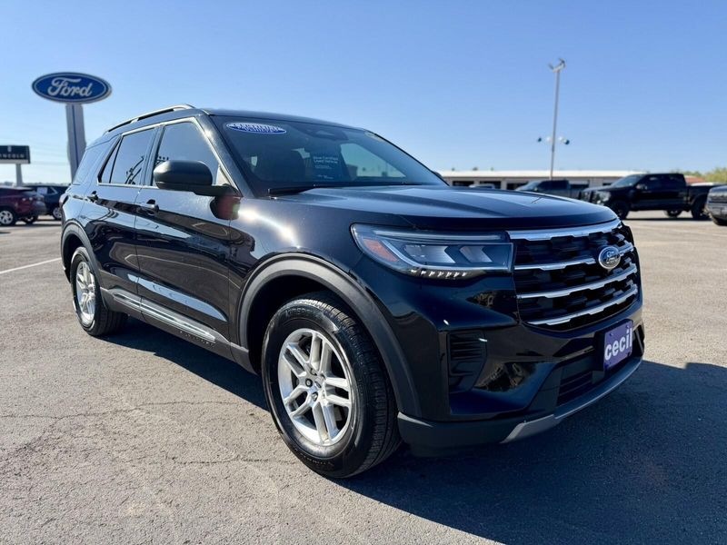 2025 Ford Explorer photo 2