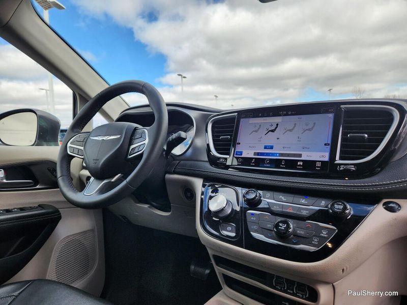 Used 2022 Chrysler Pacifica Touring L