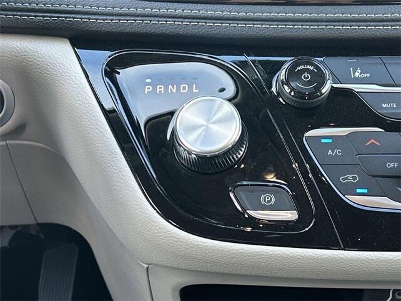 New 2024 Chrysler Pacifica Plug-in Hybrid SelectImage 22