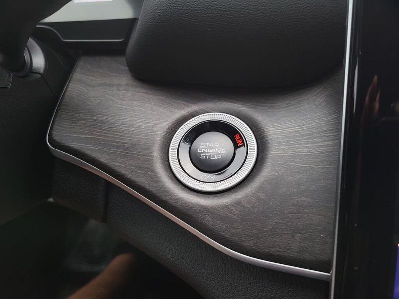New 2025 Jeep Grand Cherokee L Limited 4x4Image 17