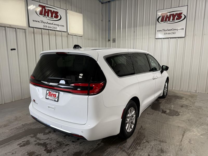 Used 2024 Chrysler Pacifica Touring LImage 3