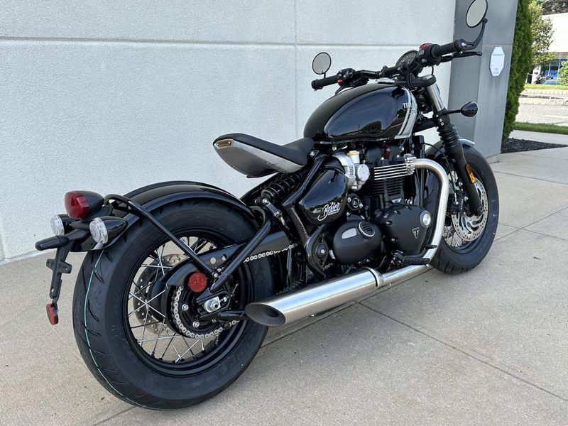 2025 Triumph Bonneville Bobber Image 3