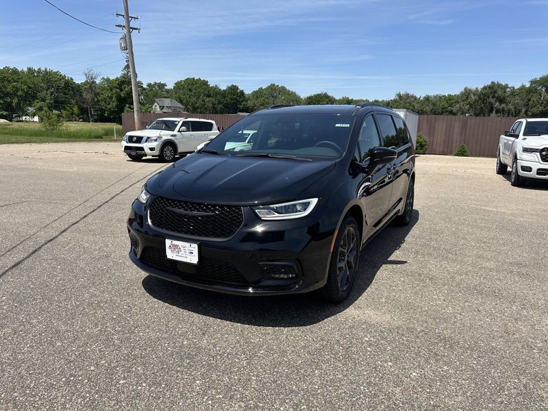 2024 Chrysler Pacifica Touring L AwdImage 4