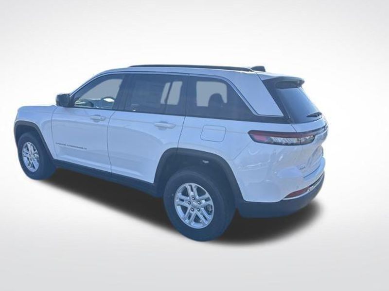 2025 Jeep Grand Cherokee Laredo photo 3