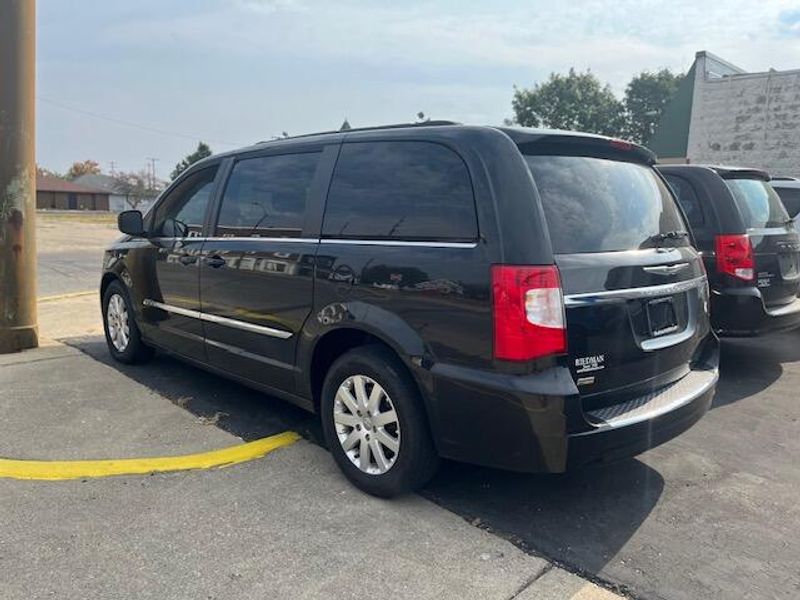 Used 2014 Chrysler Town & Country Image 4