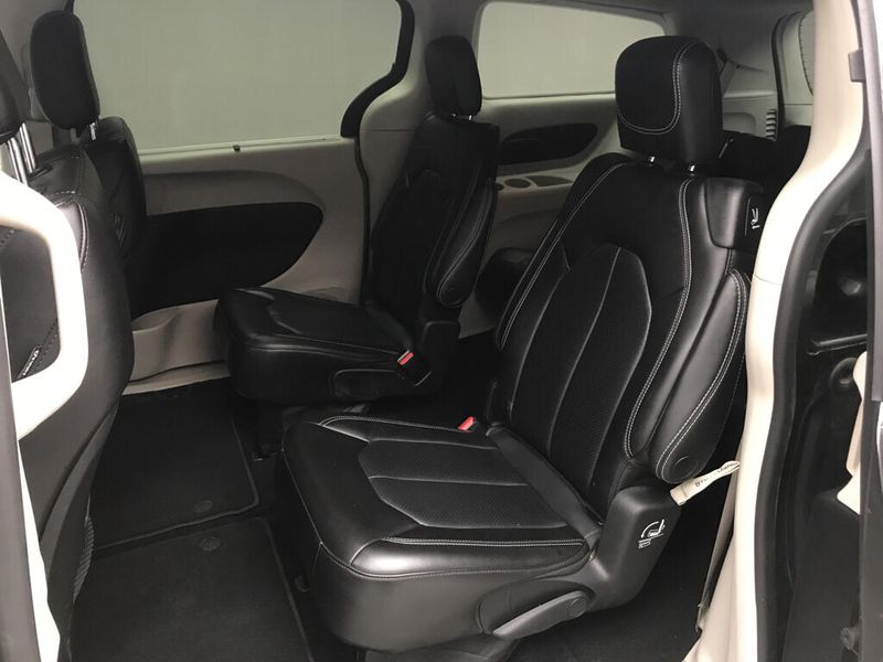 Used 2023 Chrysler Pacifica Touring LImage 11