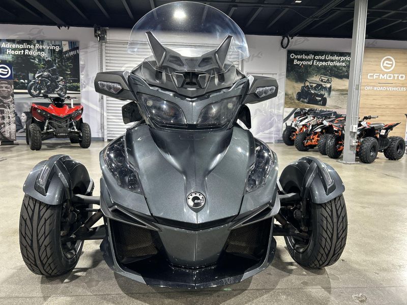 2018 Can-Am SPYDER RT-SE6  in a GREY exterior color. Del Amo Motorsports of Redondo Beach (424) 390-7811 delamomotorsports.com 
