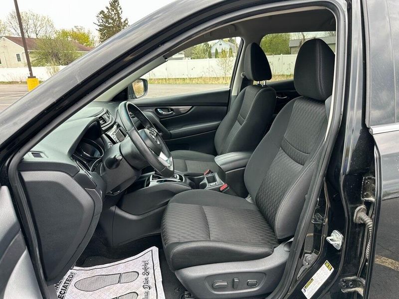 2018 Nissan Rogue SVImage 17