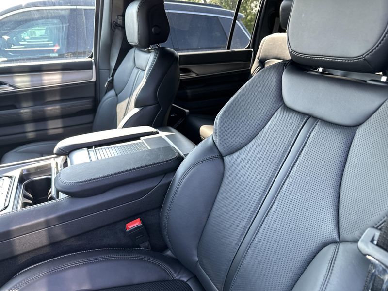 2025 Jeep Wagoneer Overland 4x4Image 26