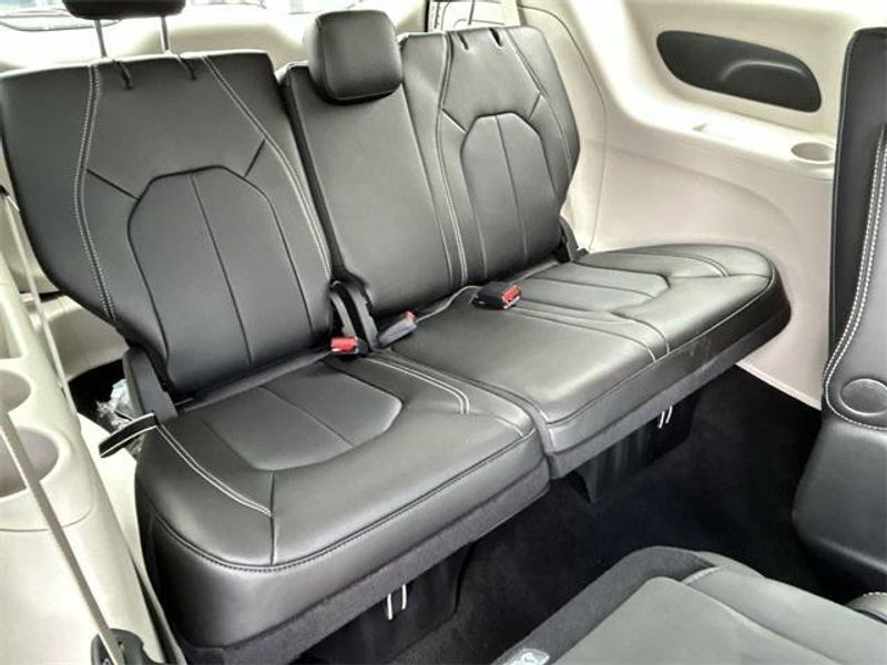 New 2024 Chrysler Pacifica Plug-in Hybrid SelectImage 15