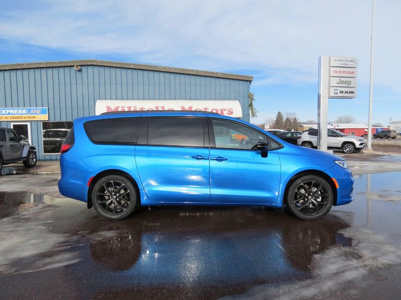 New 2026 Chrysler Pacifica Select AwdImage 1