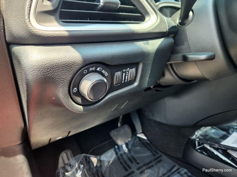 New 2025 Chrysler Voyager LXImage 38