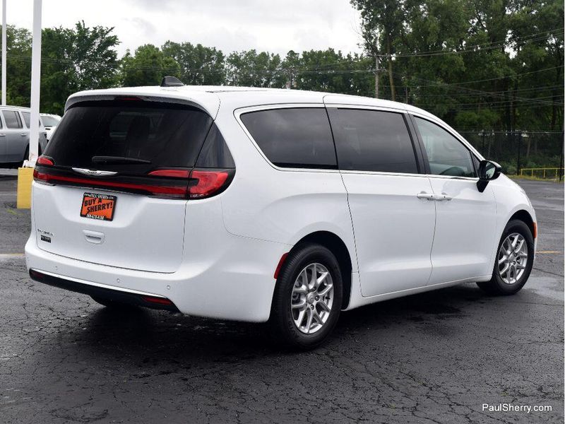 New 2025 Chrysler Pacifica SelectImage 14