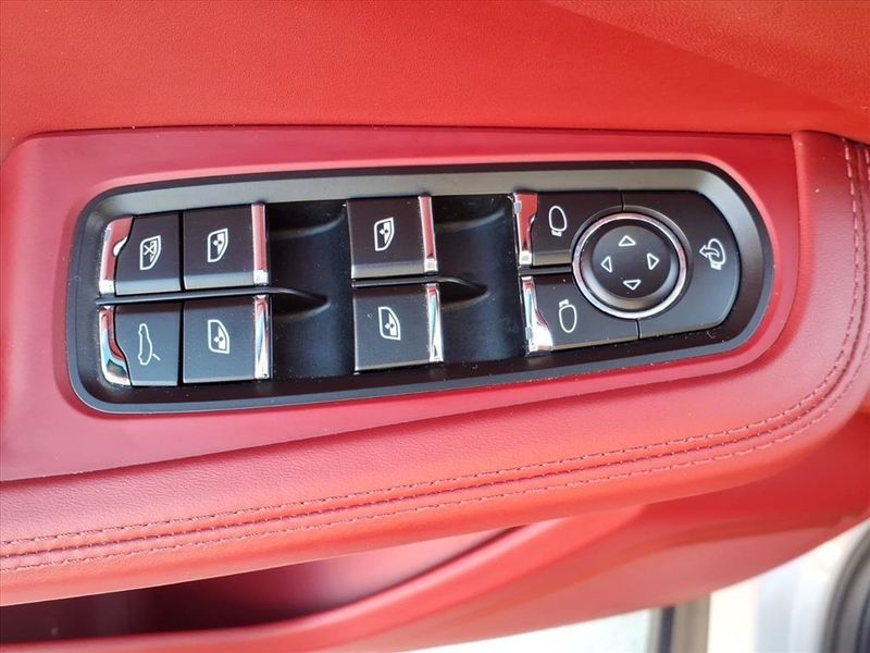 Used 2022 Porsche Macan SImage 18